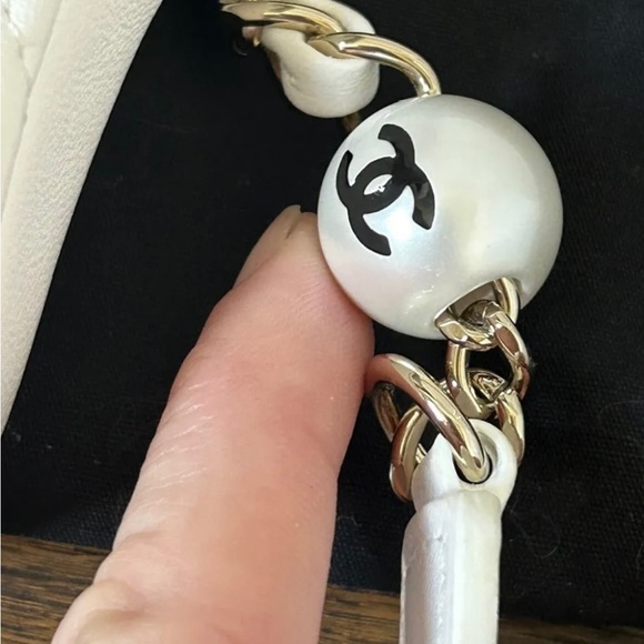 White Chanel butter soft leather in beautiful condition - Picture 2 of 12